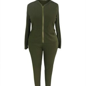 Green Tracksuit Set with Tapered Legs and Zipper Closure Jacket
